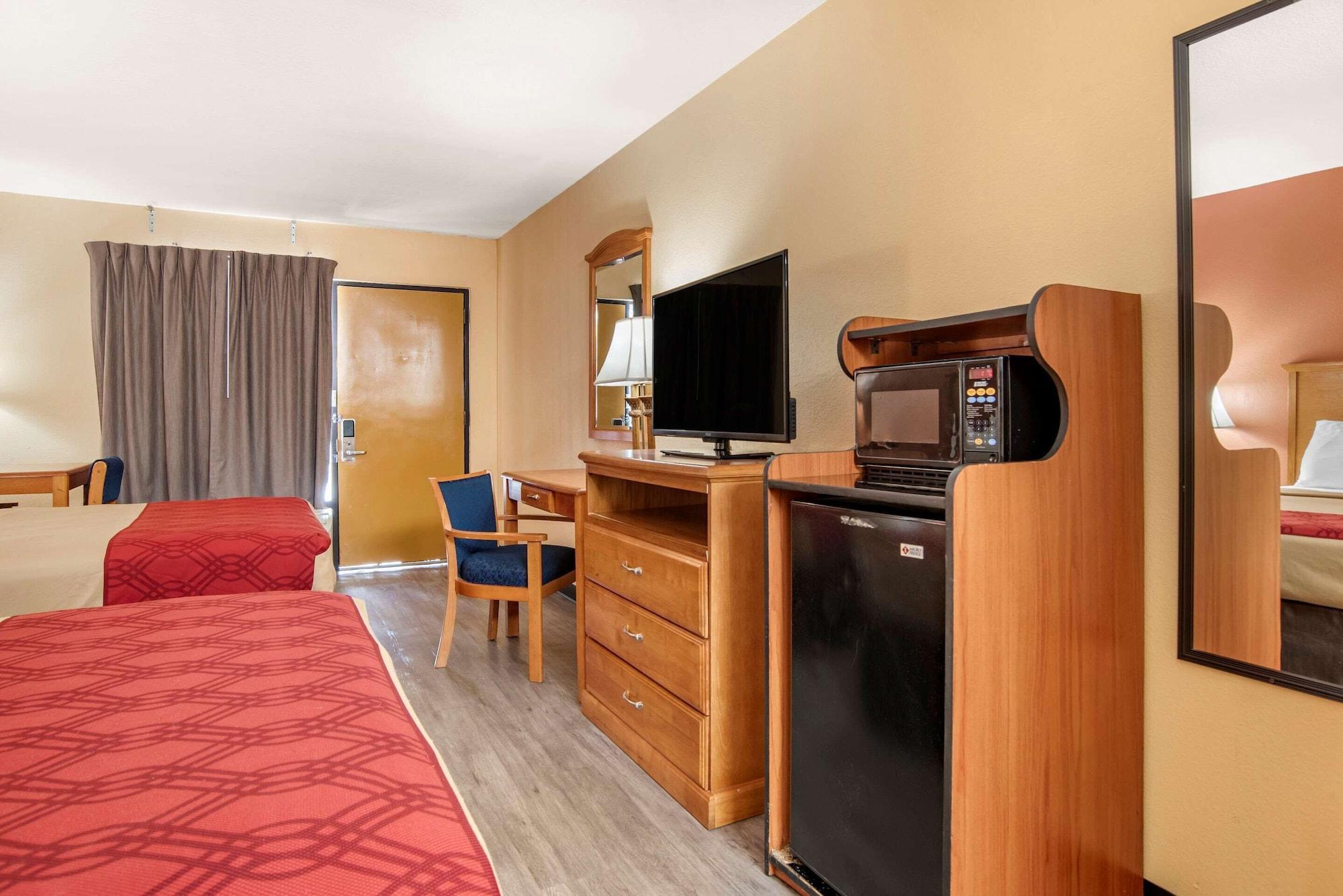 Econo Lodge Inn & Suites Evergreen Bagian luar foto