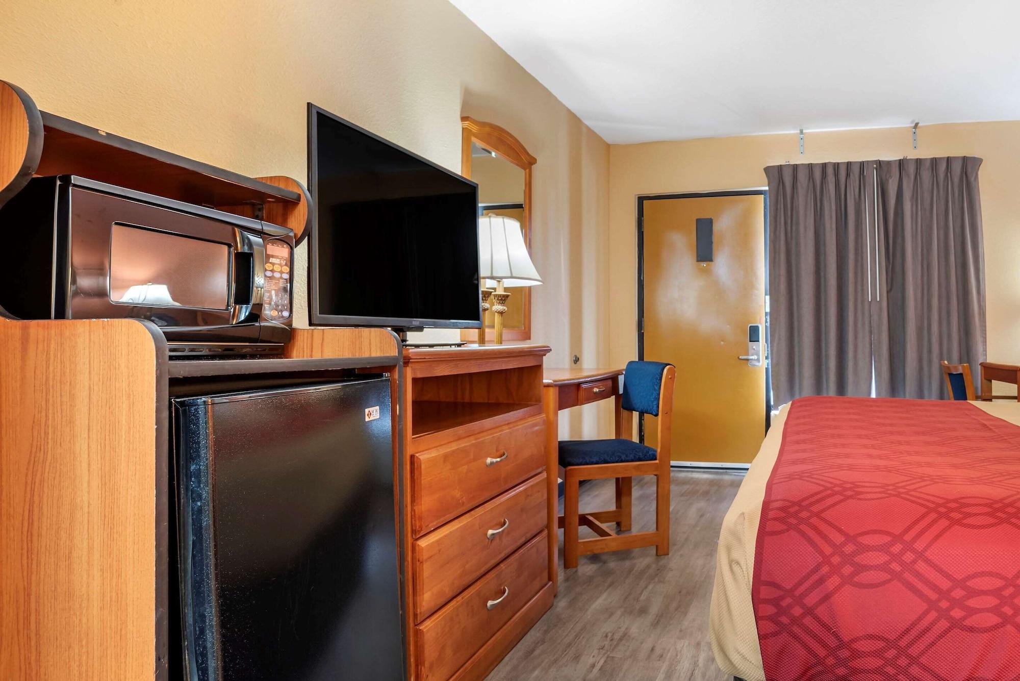 Econo Lodge Inn & Suites Evergreen Bagian luar foto