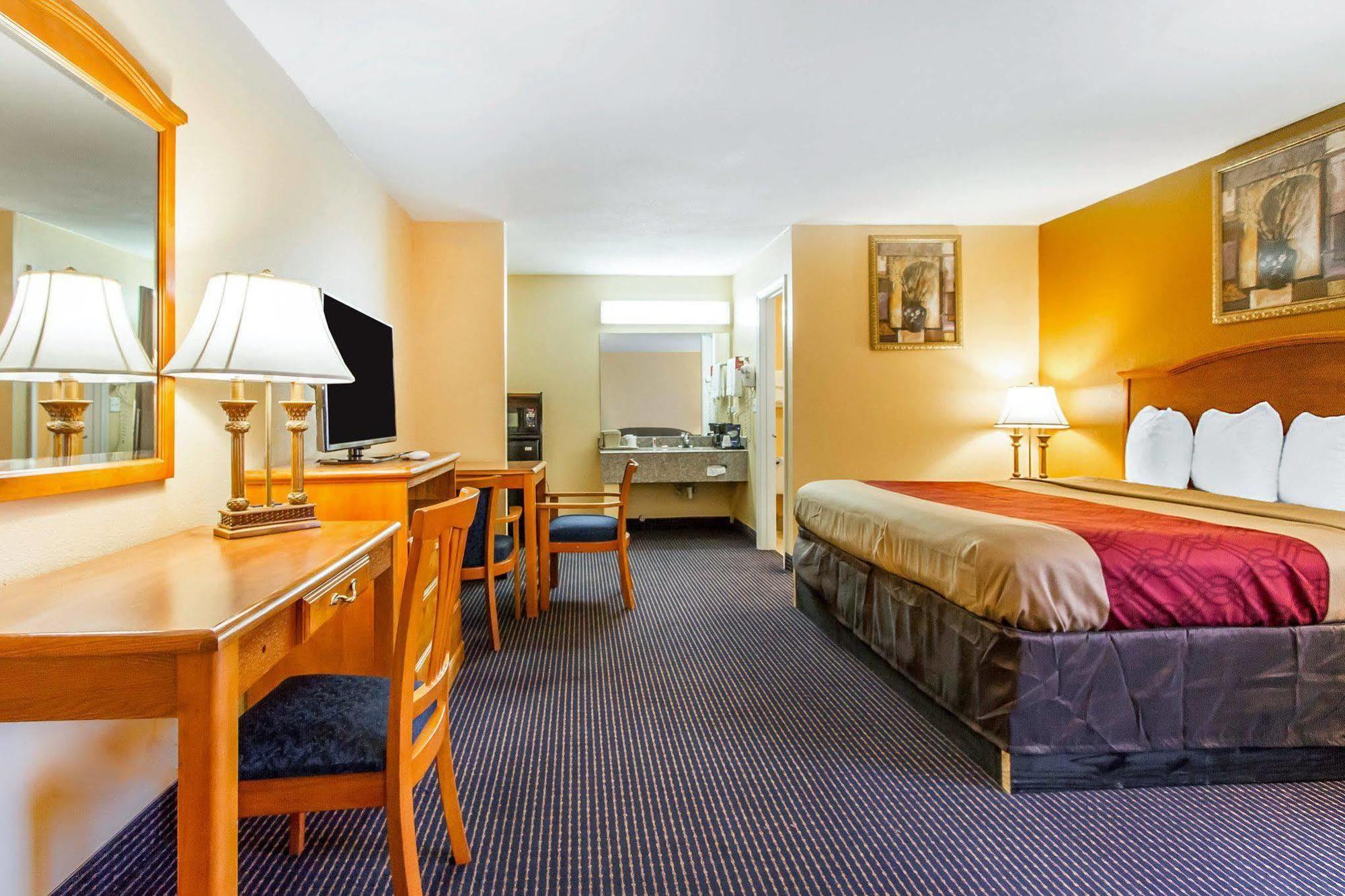 Econo Lodge Inn & Suites Evergreen Bagian luar foto