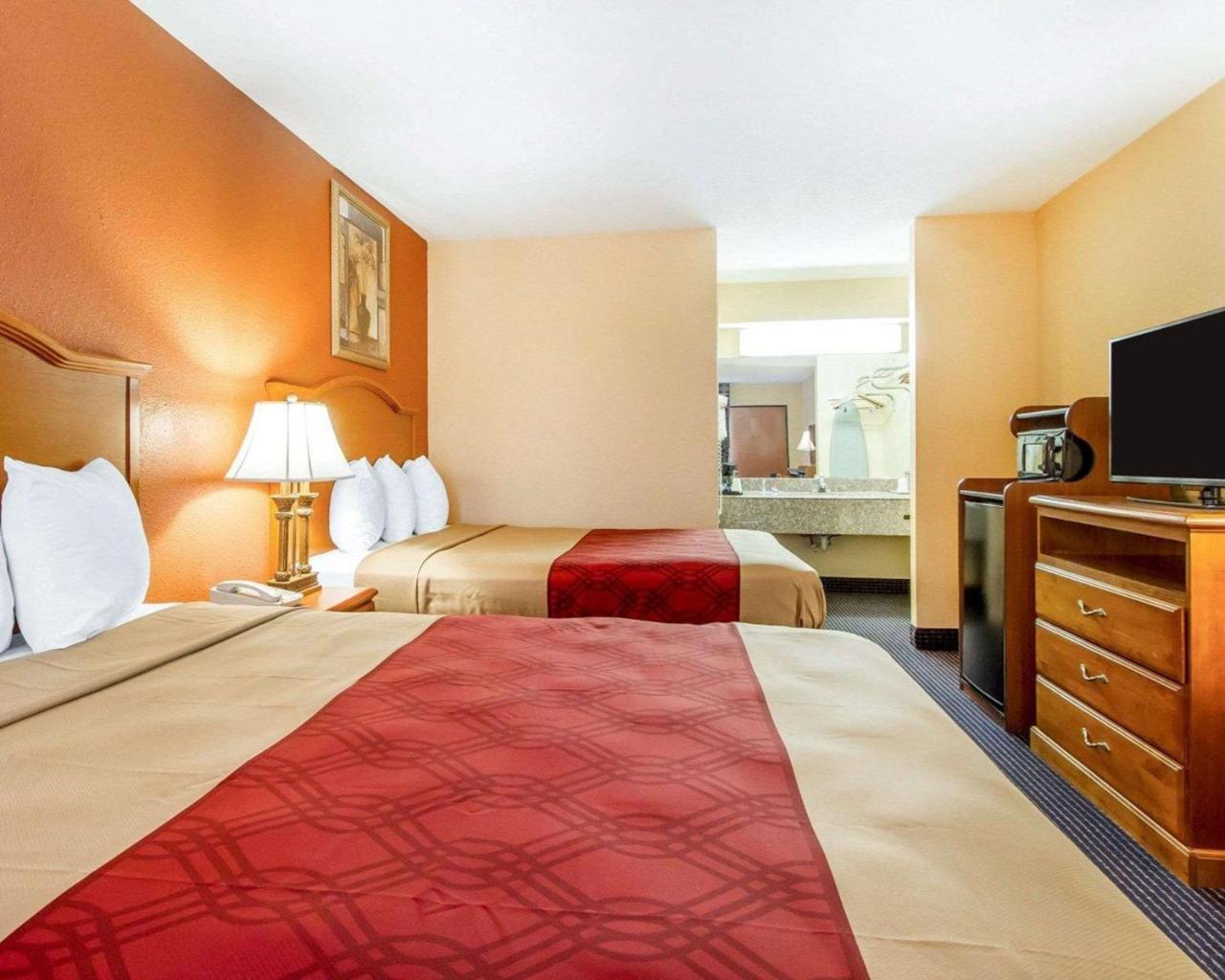 Econo Lodge Inn & Suites Evergreen Bagian luar foto